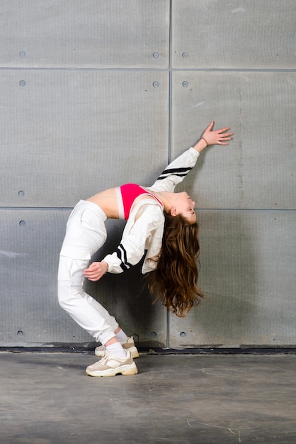 Photo young beautiful dancer posing on a studio background