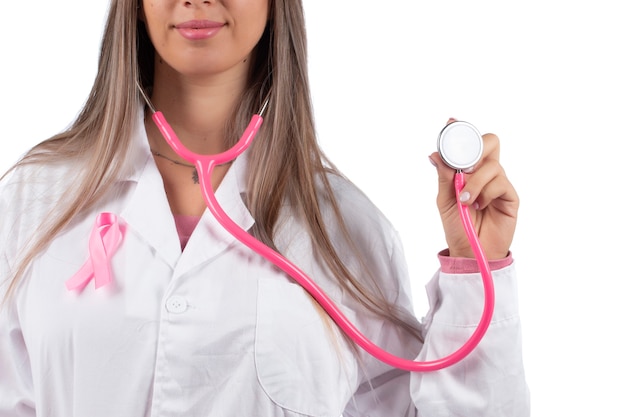 핑크 청진 기 및 유방암에 대 한 핑크 인식 리본 젊은 아름 다운 의사 여자.