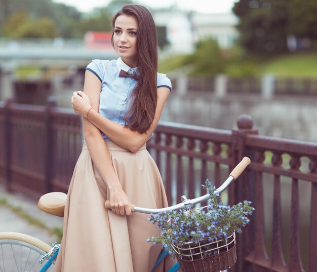 Photo young beautiful elegantly dressed woman with bicycle beauty fashion and lifestyle