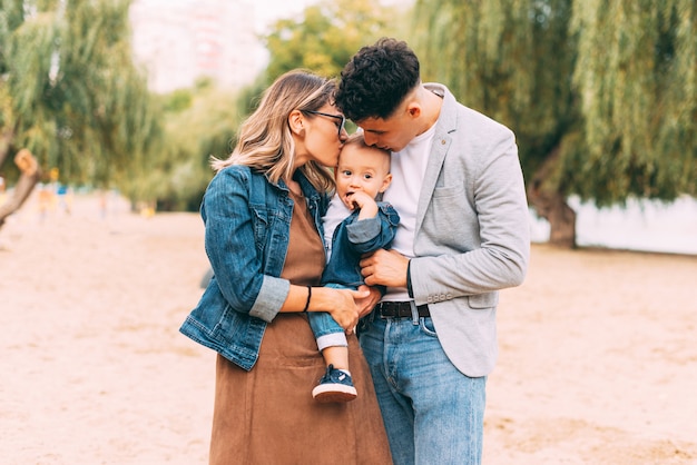 La giovane bella famiglia sta trascorrendo del tempo insieme fuori