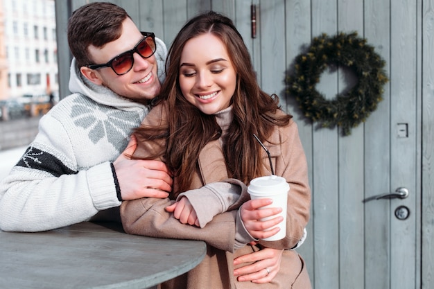 Фото Молодая пара моды стиля хипстер весело провести время вместе на улице зимой, пить кофе