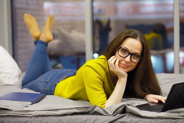 Giovane bella ragazza in abiti casual. lo studente si prepara per la sessione.