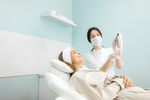 Photo young and beautiful girl in the clinic of natural beauty