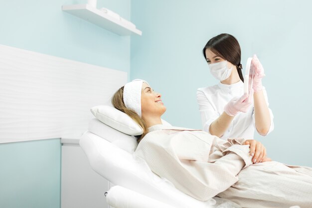 Photo young and beautiful girl in the clinic of natural beauty