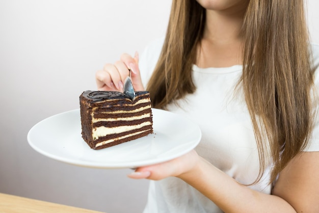 Молодая красивая девушка ест торт крупным планом фото женщины рот ест кусок торта