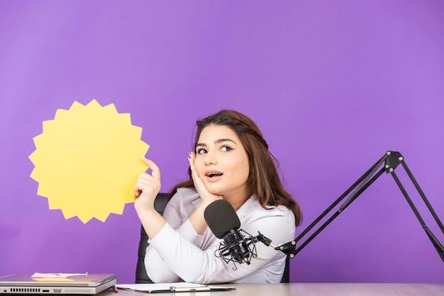 Foto giovane bella ragazza che tiene la bolla di idea e si mette la mano sul viso foto di alta qualità