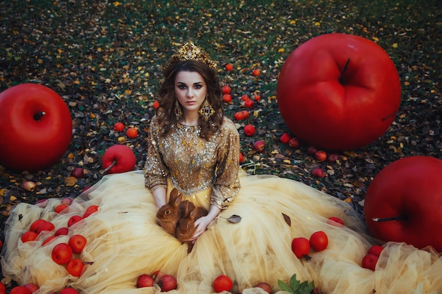 秋の森の金のドレスで美しい少女