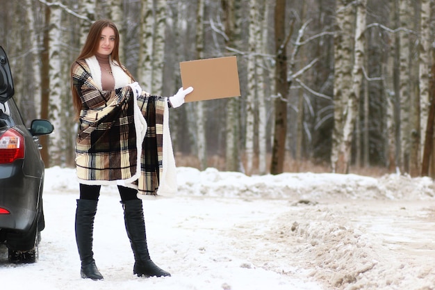 Giovane bella ragazza in inverno nevoso giorno all'aperto