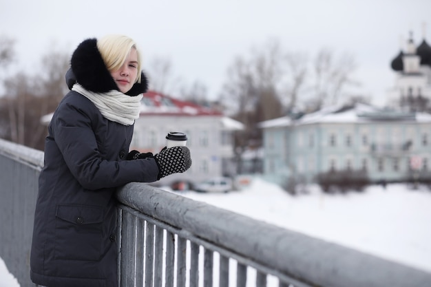 写真 ウィンターパークの散歩に若い美しい女の子