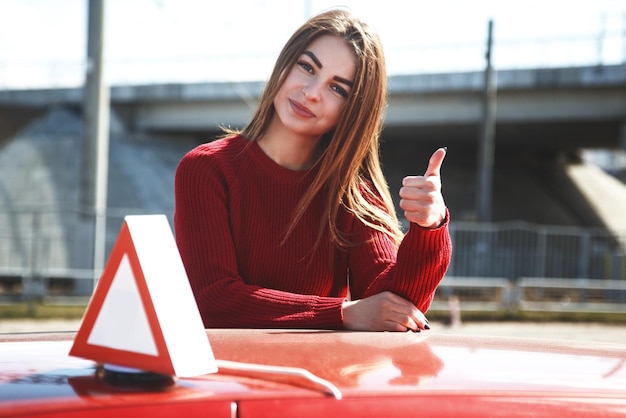 トレーニング車の近くでポーズをとって若い美しい幸せな女