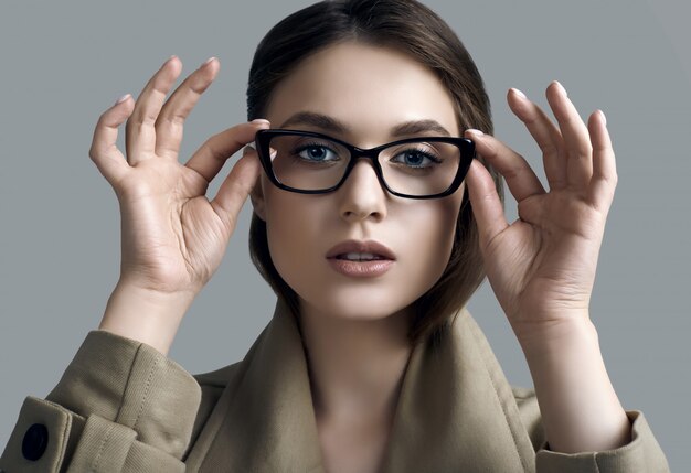 Photo young beautiful hipster woman in fashionable coat and glasses