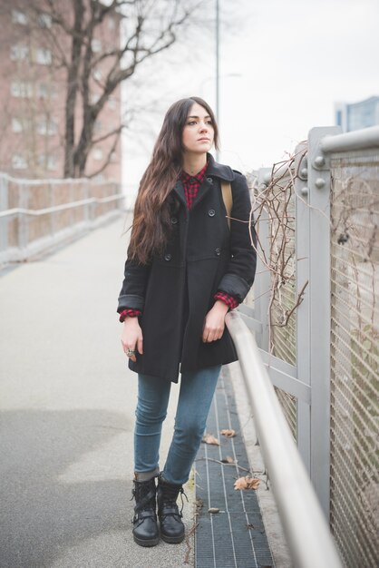 若い美しいロングヘアモデルの女性