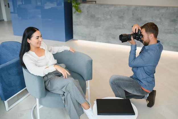 Giovane bella modella in posa per il fotografo professionista in studio