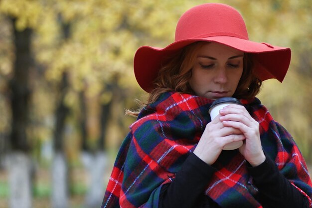 Giovane bella madre con sua figlia sulla natura una ragazza in un cappello passeggiate nel parco ragazza in autunno parco cittadino in caduta di foglie