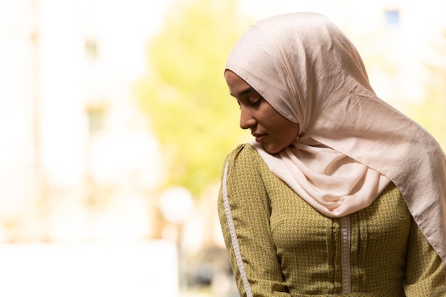 Photo young beautiful muslim woman praying in mosque