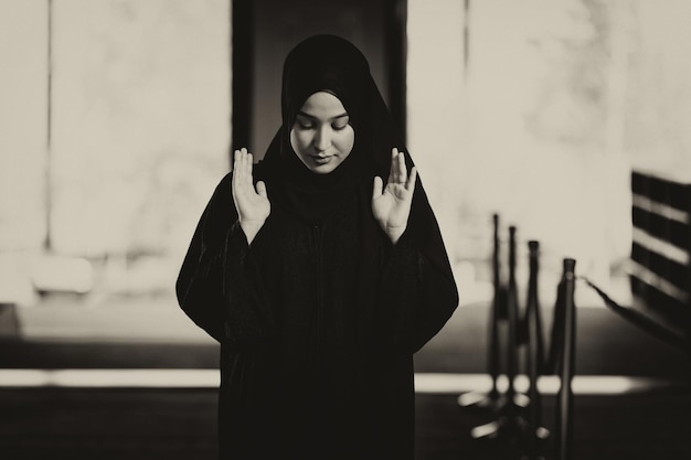 Молодая красивая мусульманка молится в мечети
