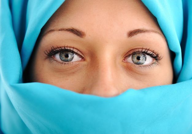 젊은 아름 다운 이슬람 여성