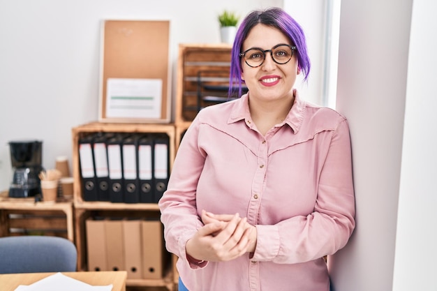 Foto giovane bella lavoratrice di affari della donna più di formato che sorride fiduciosa all'ufficio