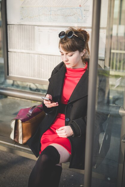 Giovane bella donna vestita di rosso vintage hipster