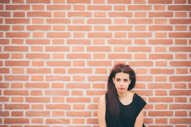 Foto giovane bella ragazza capelli castano-rossastro