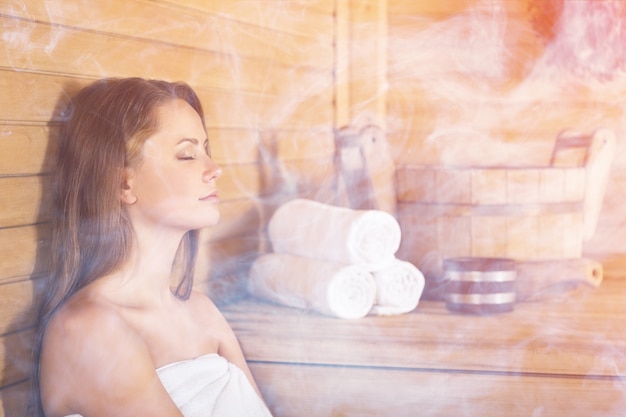 Photo young beautiful relaxed woman in sauna