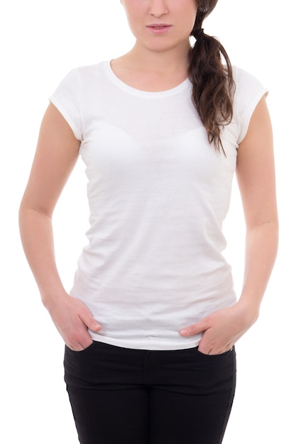Молодая красивая стройная женщина позирует с пустой белой футболкой