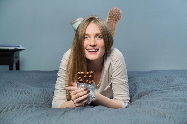 Молодая красивая улыбающаяся женщина с шоколадом