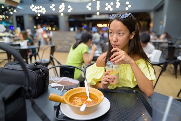 Giovane bella donna turistica che esplora la città di bangkok