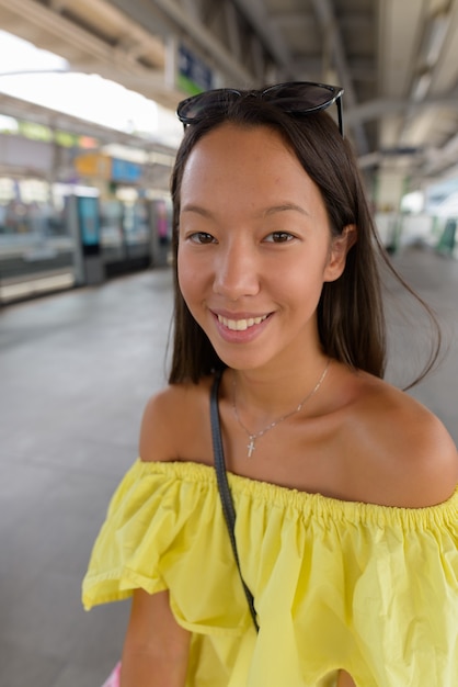 방콕의 도시를 탐험하는 젊은 아름 다운 관광 여자