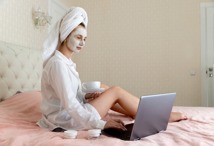 Photo young beautiful woman apply face mask in bedroom