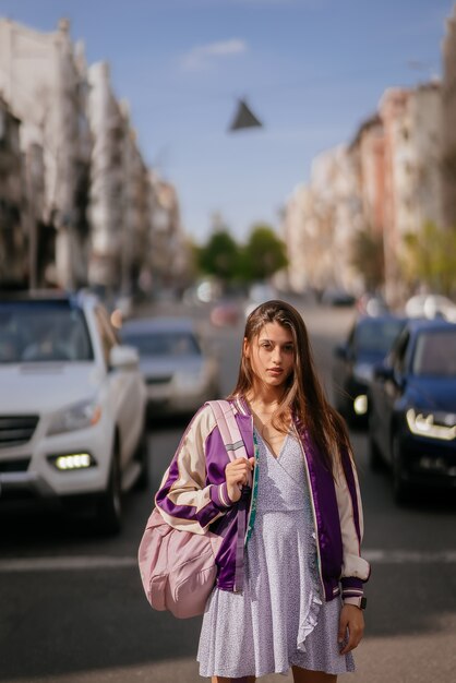 車の背景に若い美しい女性