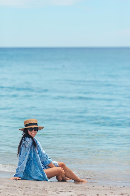 Foto giovane bella donna in vacanza al mare nei caraibi