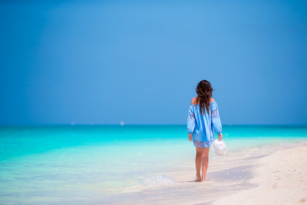 Giovane bella donna in vacanza spiaggia