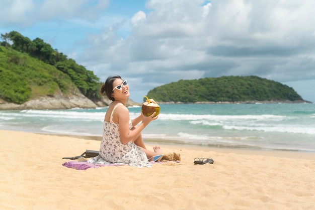 楽しんで、ビーチでリラックスしたビキニの若い美しい女性夏休み