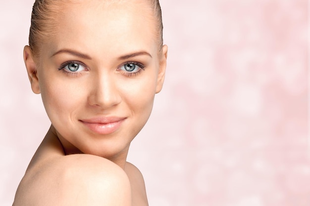 Photo young beautiful woman on blurred light background