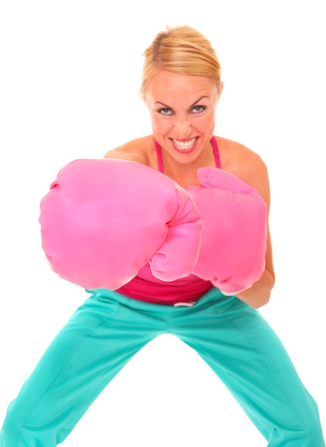 молодая красивая женщина боксирует с розовыми перчатками на белом