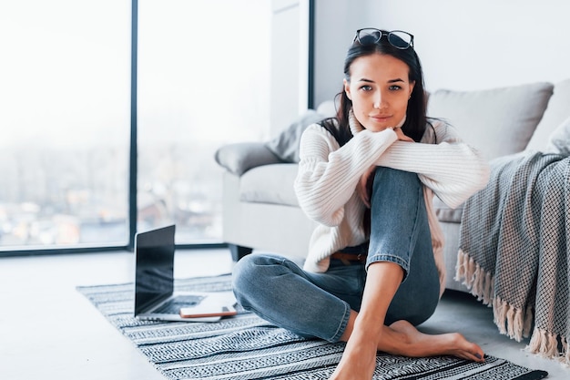 Photo young beautiful woman in casual clothes sitting at home alone.