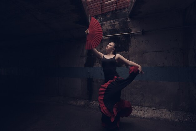 Photo young beautiful woman dancing flamenco