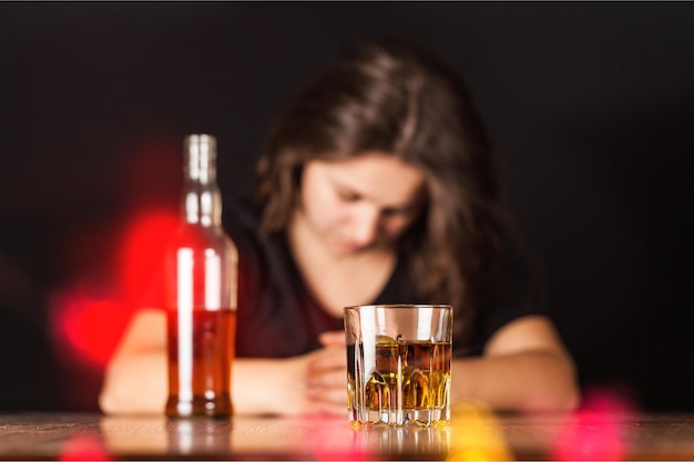 Photo young beautiful woman in depression,  drinking alcohol. abuse and alcoholic concept