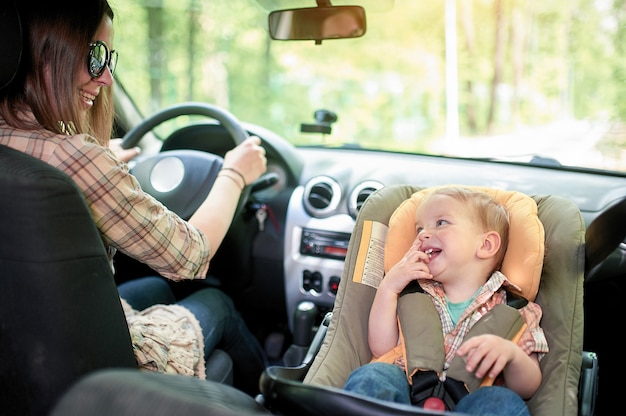 車を運転する若い美しい女性。