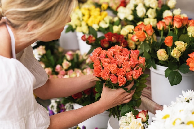 그녀의 작은 꽃집에서 일하는 젊고 아름다운 여성 꽃집