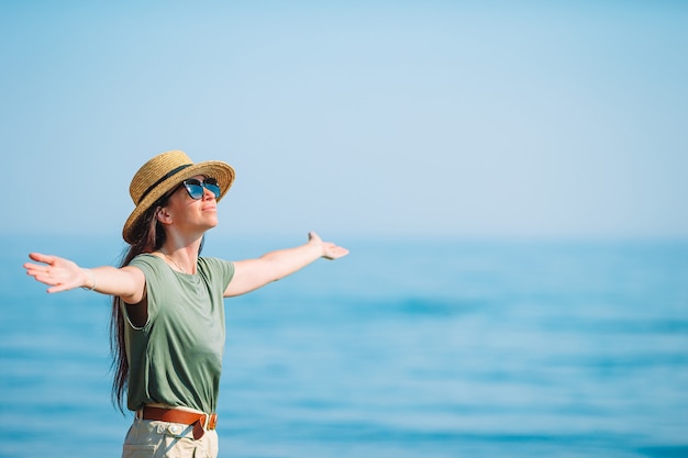 熱帯の海岸で楽しんでいる若い美しい女性