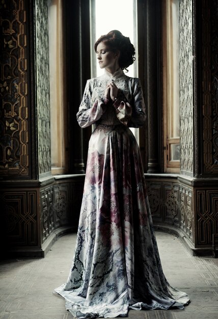 사진 럭셔리 궁전에서 포즈 핑크 드레스에 젊은 아름 다운 여자