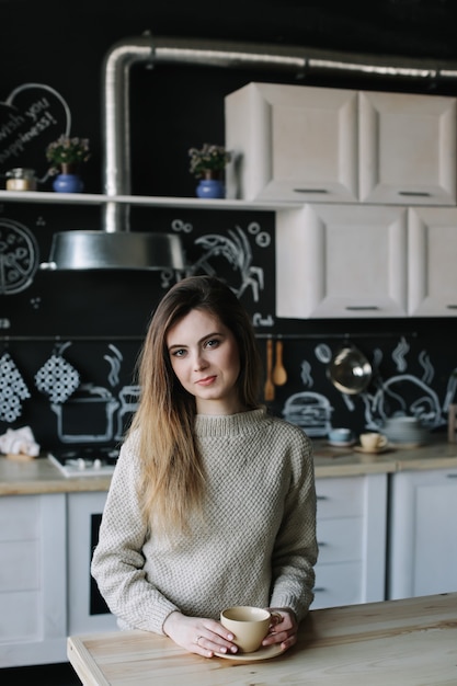 Photo young beautiful woman in the kitchen at home