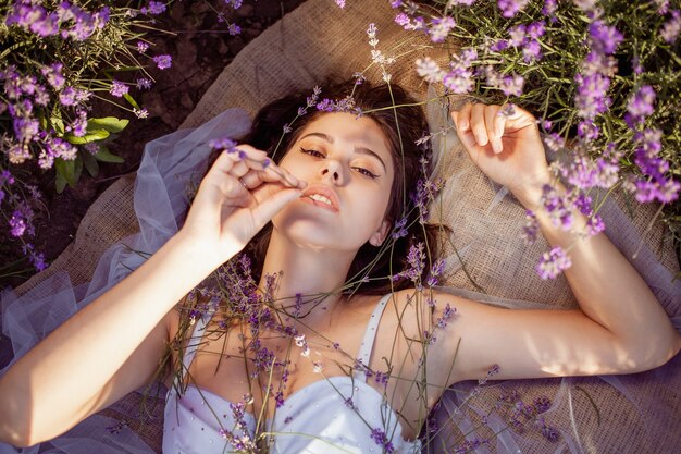 Giovane bella donna in un campo di lavanda