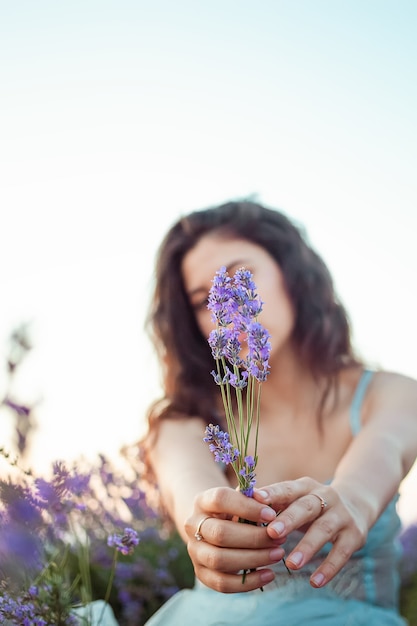 Foto giovane bella donna in un campo di lavanda