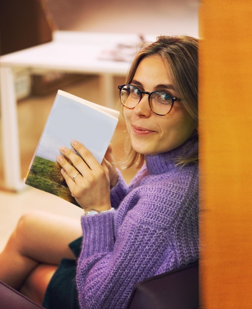Foto giovane bella donna in una biblioteca