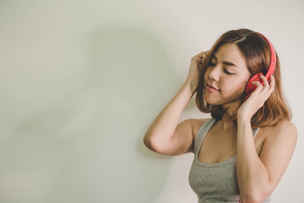 Musica d'ascolto della giovane bella donna con le cuffie