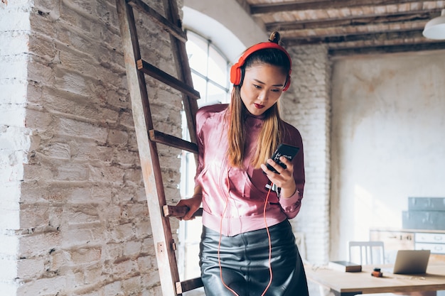 Photo young beautiful woman listening to some music