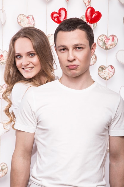 Photo young, beautiful woman and man in love on valentine's day with candy